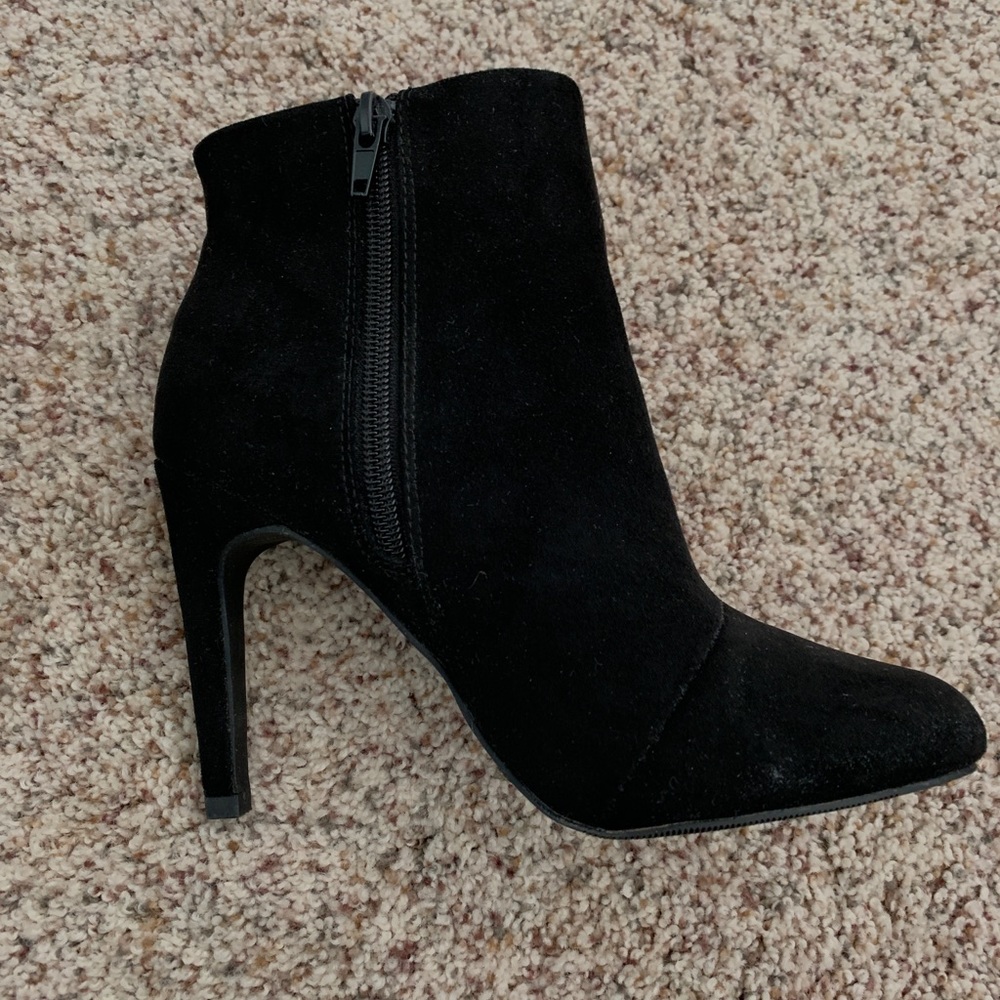 Black heeled boots